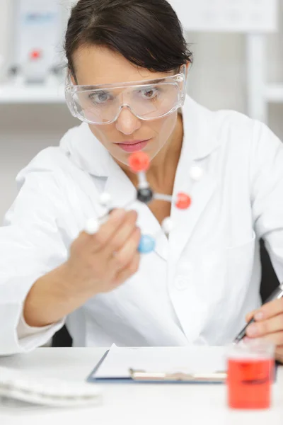 Mulher analista de laboratório trabalhando em novas drogas — Fotografia de Stock