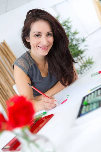 Vonzó női tervező portréja az irodában — Stock Fotó
