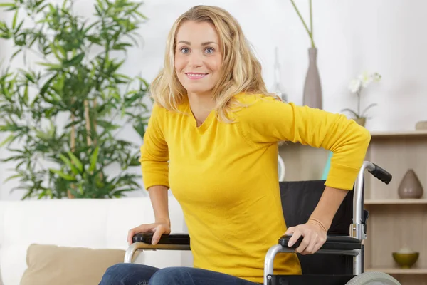 Femme handicapée heureuse en fauteuil roulant — Photo