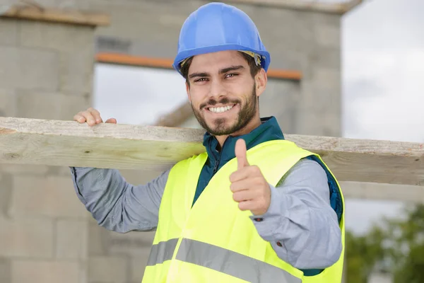 Feliz construtor homem rindo e fazendo polegares para cima — Fotografia de Stock