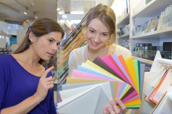 Deux femmes et du papier coloré — Photo