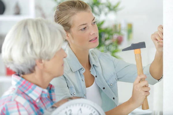 Moeder en dochter doen DIY — Stockfoto