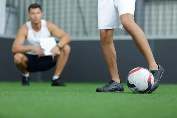 Groep jonge mannen die voetbal spelen op het veld — Stockfoto
