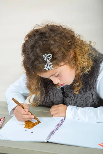 Menina desenha em casa — Fotografia de Stock