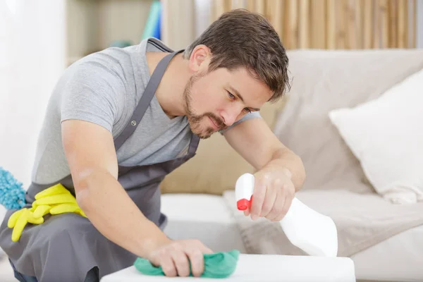 Gelukkig bebaarde man schoonmaken tabel — Stockfoto