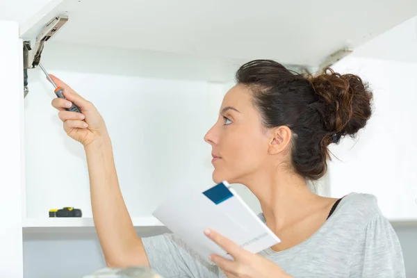 Jovem mulher fazendo diy trabalho em casa — Fotografia de Stock