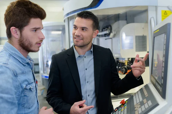 Newly recrute worker introduced to automated computer system — Stock Photo, Image