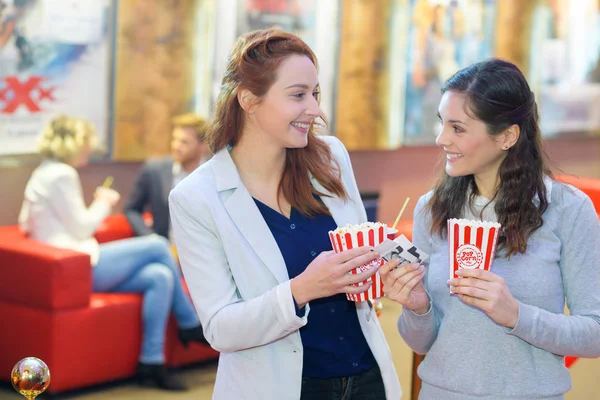 Dvě mladé ženy v kině — Stock fotografie
