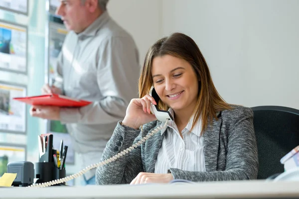 Mujer feliz en el teléfono en la oficina — Foto de Stock