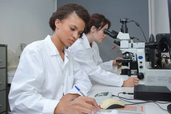 Mujeres que trabajan en laboratorio — Foto de Stock