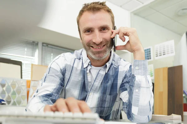 Employé de bureau masculin parlant par téléphone — Photo