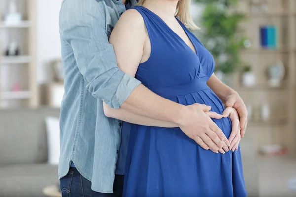 妊娠中のカップルは妊娠中の腹を抱きしめる — ストック写真