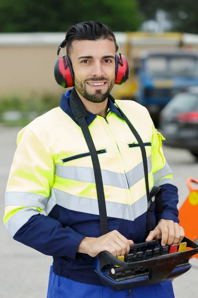 Gru operatore e uomo — Foto Stock