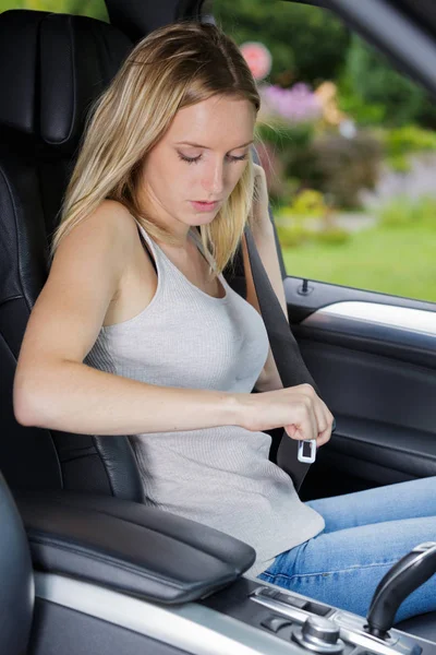 Kvinnors säkerhetsbälte i bil — Stockfoto