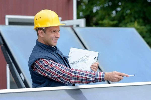 Ein Elektriker arbeitet am Schraubenanziehen an Solarmontagekonstruktion — Stockfoto