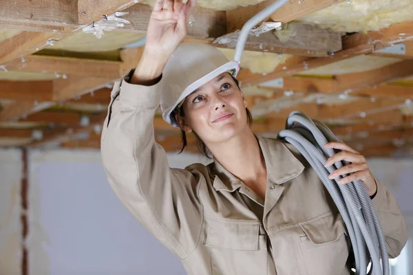 Femmina elettricista fissaggio soffitto illuminazione — Foto Stock