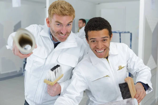 Excited painters looking at the camera — Stock Photo, Image