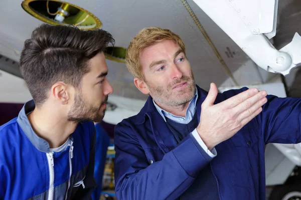 Ingeniero aeronáutico que inspecciona las piezas —  Fotos de Stock