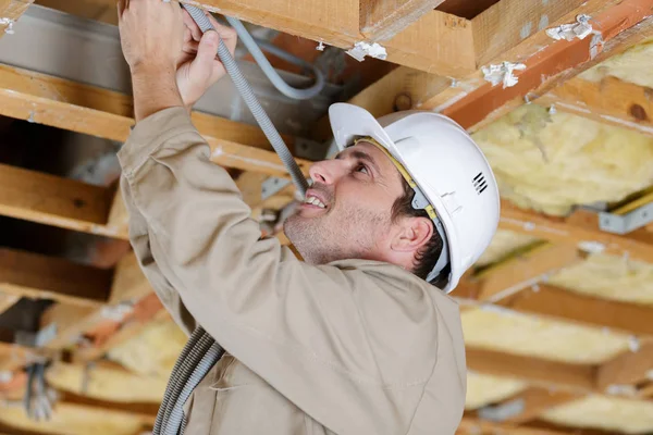 Trabalhando nos tectos interiores para construtores — Fotografia de Stock