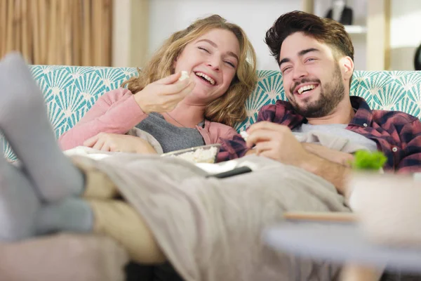 Glückliches Paar entspannt sich und spielt gemeinsam im Wohnzimmer — Stockfoto