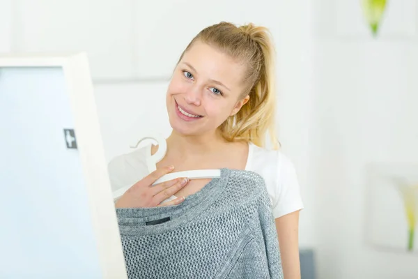 Retrato de una joven mujer mirando en el espejo vistiendo top —  Fotos de Stock