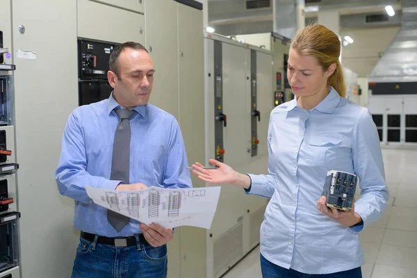 Il les techniciens regardant avec confusion à la paperasserie — Photo