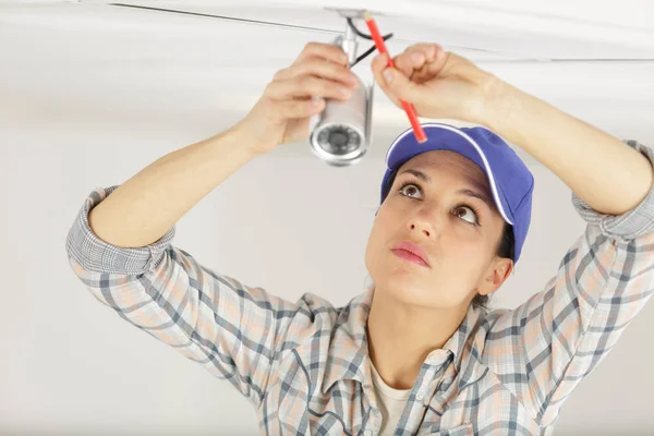 Pretty female cctv installing cctv — Stock Photo, Image