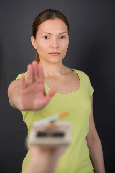 Vrouw zeggen nee tegen sigaret — Stockfoto