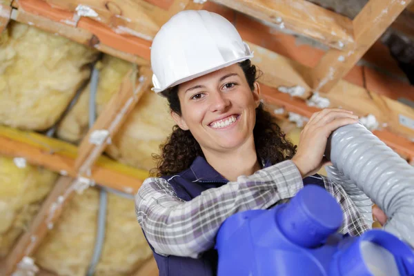 Mujer trabajadora de la construcción haciendo tuberías —  Fotos de Stock