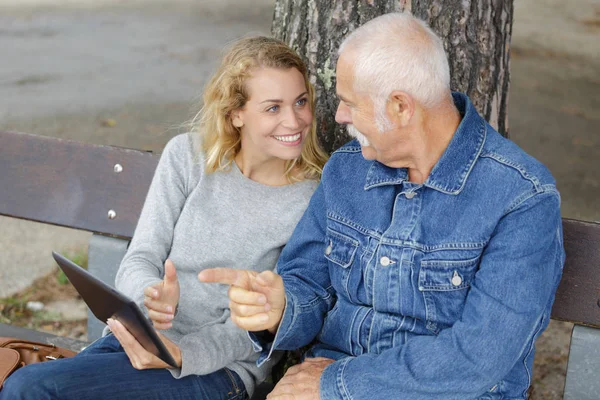 Baba ve kızı güneşli bir parkta — Stok fotoğraf