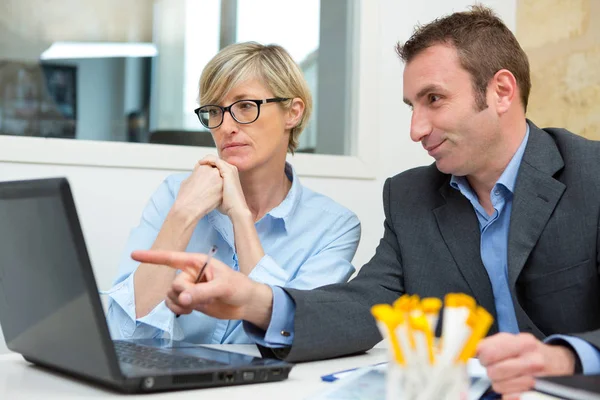 Mann und Frau im Amt — Stockfoto