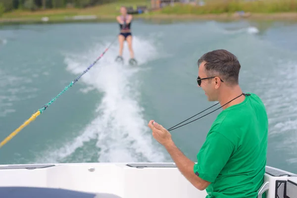 Vy över waterskidåkare från Boat Coach Holding stoppur — Stockfoto