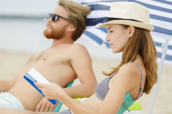 Retrato de feliz jovem casal relaxante na costa do mar — Fotografia de Stock