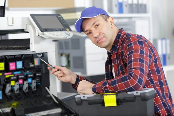 Technicien masculin fixant une imprimante — Photo