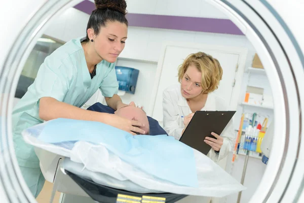 Verpleegkundigen bereiden patiënt voor MRI-scan — Stockfoto