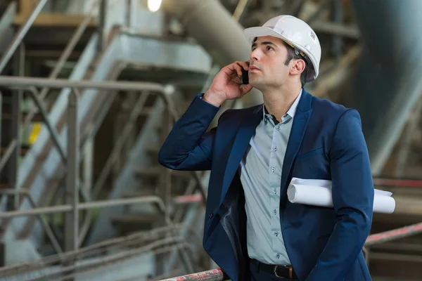 Homem adequado no telefone no local industrial — Fotografia de Stock