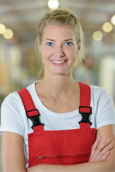 Jonge vrouw met armen gesloten en kijken naar de camera — Stockfoto