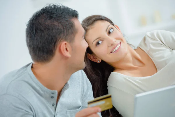 Couple at home buying on internet — Stock Photo, Image