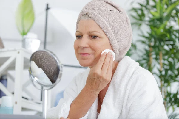 Mujer quitando maquillaje con algodón hisopo —  Fotos de Stock