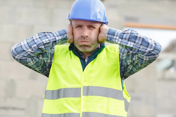 Costruzione che soffre di inquinamento acustico sul cantiere — Foto Stock