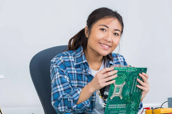 Ung kvinna i robotics klass forskning elektronisk anordning — Stockfoto