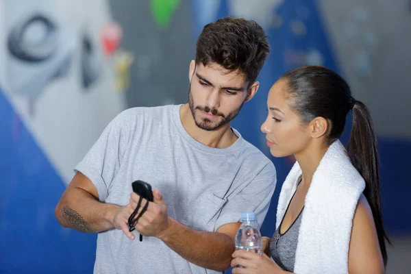 Молода пара обговорює план тренування — стокове фото