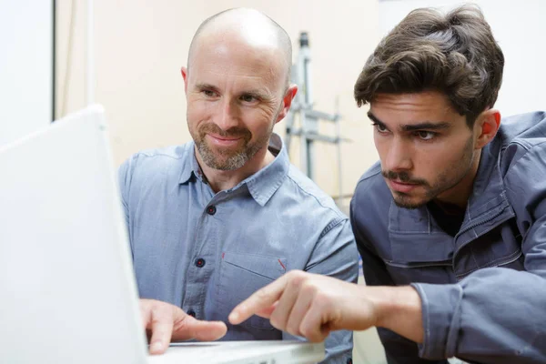 Ontwerpers werken met laptop in workshop — Stockfoto