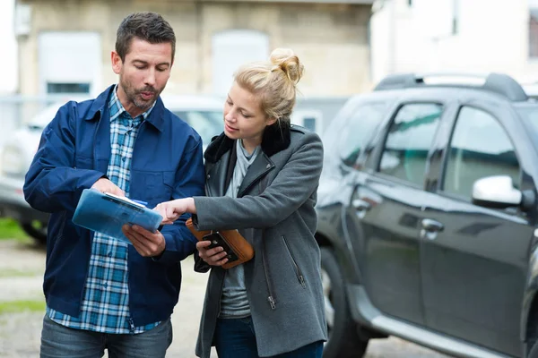 Homme et femme faisant du papier d'assurance automobile — Photo