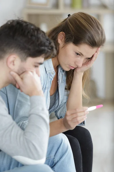 Triste pareja después de negativo embarazo prueba resultado — Foto de Stock