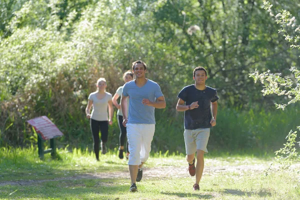 Gente atlética corriendo en la naturaleza — Foto de Stock