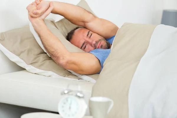 Hombre despertando y hombre — Foto de Stock