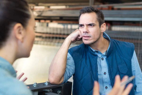 Gerente enojado controlando empleado en planta de fabricación — Foto de Stock