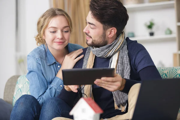 Casal feliz compras online — Fotografia de Stock