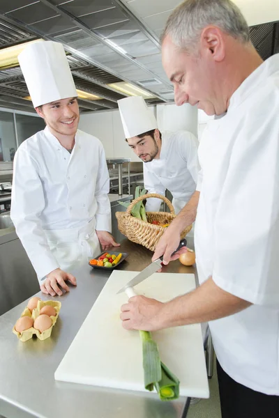 Cozinhando os chefs cortando e preparando próximo prato — Fotografia de Stock
